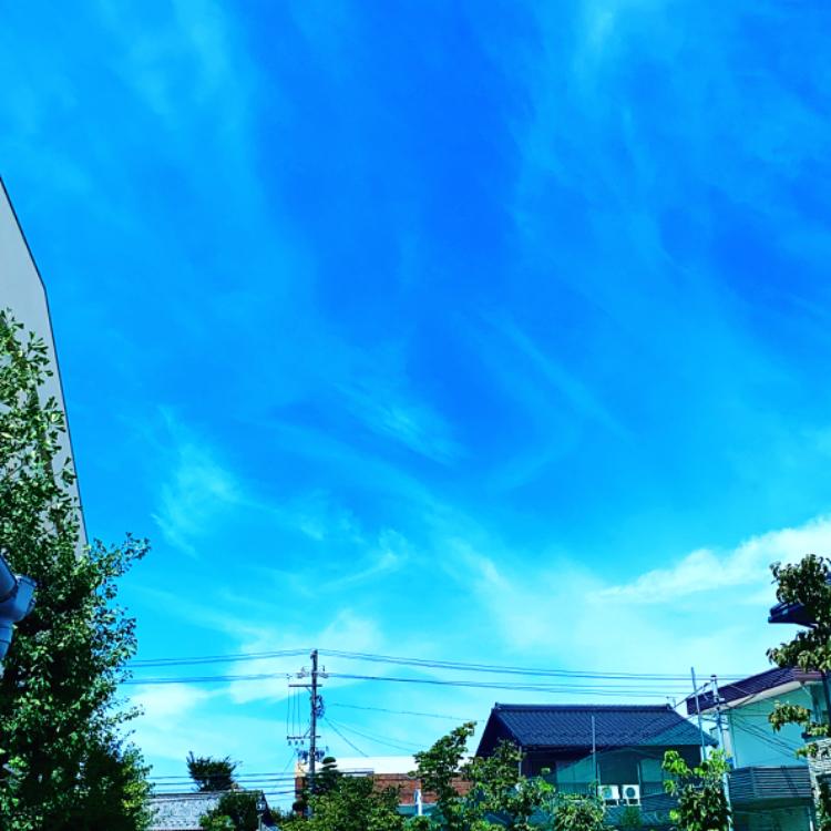 ねぇあの空のように明るく笑って