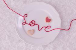 赤い糸を切れば頰を張る。