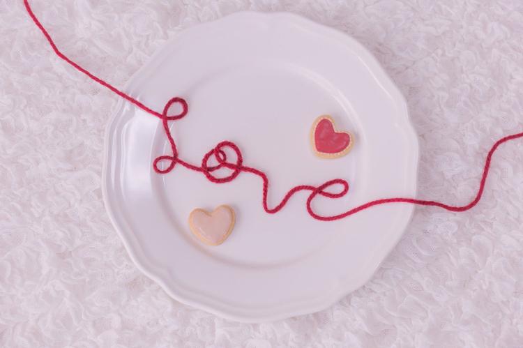 赤い糸を切れば頰を張る。