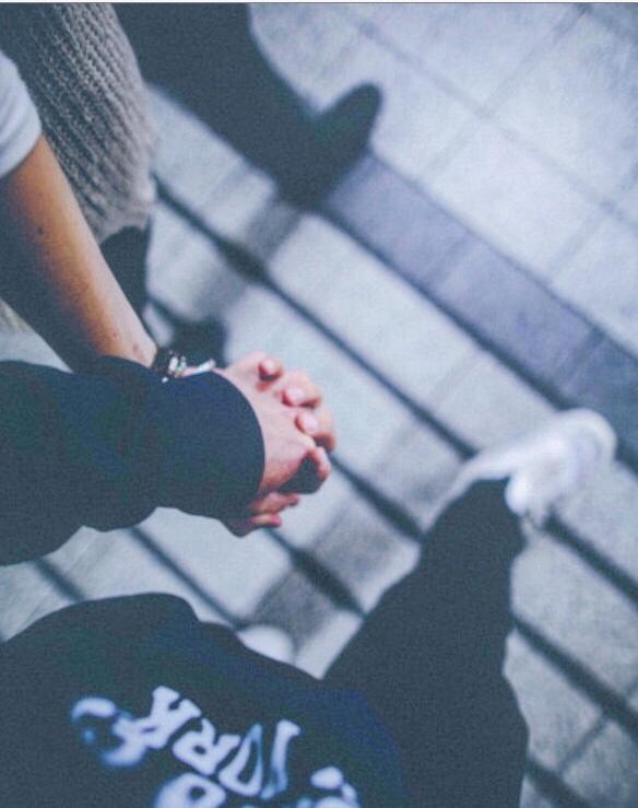 その手を離さないで。