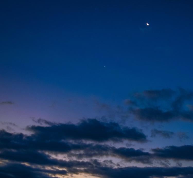 白い月～夜明け前のその空に～