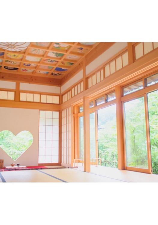 同窓会に行ったら、知らない人がとなりに座っていました